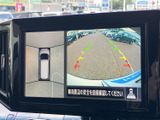 後方の映像に加えて車両周辺の様子も画面で確認でき、駐車時の安全確認をサポートします。ガイド表示を目安に周囲を確かめられるため、狭い場所での取り回しにも役立ちます。