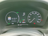 速度やシフト位置、各種車両情報がまとまって表示され、運転中に必要な情報を確認しやすいメーターです。中央の表示も見やすく、日常の運転をサポートする装備として活用できます。