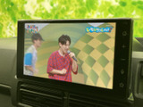 停車中にテレビ番組などの映像を楽しめる画面を備え、休憩時間も車内で過ごすひとときを快適に演出します。表示が見やすく、日常の使い勝手にも配慮されています。