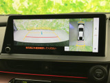 後方の映像に加えて車両周囲の表示も確認でき、駐車時の状況把握をサポートします。目安となるガイド線も表示されるため、後退時に周囲を確認しながら操作できます。