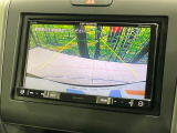 【バックカメラ】駐車時に後方がリアルタイム映像で確認できます。大型商業施設や立体駐車場での駐車時や、夜間のバック時に大活躍!運転スキルに関わらず、今や必須となった装備のひとつです!