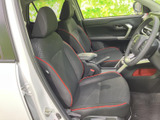 ドライバーシートは、しなやかなホールド感で、長時間の運転でも疲れにくい設計。快適なドライビングをサポートします。