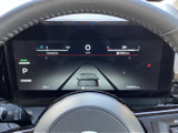 視認性の高いメーター類が、運転に必要な情報を分かりやすく表示します。運転状況を一目で把握でき、安全運転をサポートする設計です。