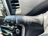 【オートワイパー(AUTO)】雨が降り出した時に、雨滴検出用センサー(レインセンサー)が雨滴を感知すると、自動でワイパーが動作します。