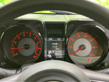 視認性の高いメーター類で、運転状況をしっかり把握できます。中央のディスプレイには、燃費や走行距離などの情報も表示されます。
