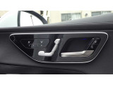 【フロントシートヒーティング&ベンチレ-ション】運転席/助手席共に三段階で調節が可能なシートヒーター、シートエアコンを装備しております。季節を問わず快適にご使用いただけます。』