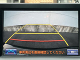 後方の映像に駐車時の目安となるガイド線が重なり、車両周辺を目で確認しながら後退をサポートします。駐車スペースへの出し入れなど、後方確認が必要な場面で役立つ装備です。