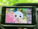 画面でテレビ番組を視聴でき、停車中の待ち時間も車内で楽しめます。映像が大きく表示されるため内容を把握しやすく、休憩中のひとときや乗車前後の時間にも活用できます。