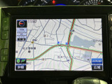 運転席からでも見やすい位置に配置された地図画面。目的地設定も簡単に行え、スムーズなナビゲーションをサポートします。遠出も安心ですね。