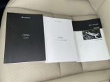 メンテナンスノート、取扱説明書です。 その車の整備記録が事細やかに記録されています。 車が生まれてから今までどのような道を歩んできたのか判るとても重要な物ですよ。