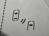 【ブラインドスポットモニター】走行中、ドアミラーの死角になりやすい箇所に後続車が接近するとサイドミラーのレンズに警告を表示!ドライバーに注意喚起をしてくれます。