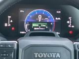 中央のデジタル表示に速度やシフト位置などがまとまり、運転中に必要な情報を確認しやすい配置です。表示が見渡しやすく、走行状況の把握を助けてくれるメーター廻りです。