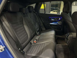 メルセデスのシートは少し硬めになっております。長時間の運転の際、適度な反発があることでお尻や腰の負担を減らす効果が御座います。