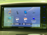 多彩な表示モードに対応したモニター画面です。車両情報や設定変更など、様々な操作をスムーズに行えます。利便性の高い装備です。