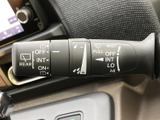 レバー上の表示が整理されており、運転席から必要な設定を見分けやすい仕様です。天候の変化に合わせた操作を手元で行いやすく、雨の日の運転を支えてくれます。
