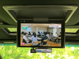 後席からも見やすい位置にモニターが備わり、車内で映像を楽しめます。画面の角度や大きさも確認しやすく、同乗者が過ごす時間に映像を活用したい方にも便利な装備です。