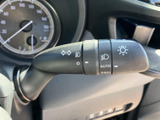 操作しやすいウインカーレバーは、スムーズな車線変更をサポート。直感的に操作できる配置で、安全な運転を支援します。