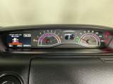 メーターの横に液晶カラーディスプレーを装備。航続可能距離等の情報やHonda SENSINGの注意・警告を表示します!