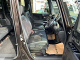 運転席シートリフター(ラチェット式)で、座面の高さも上下に動き、体格にあわせて調整ができます。