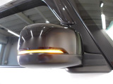ターンランプ付きミラーは対向車、歩行者からの視認性UPで安全性が高まります。スタイリッシュなデザインで人気な装備です。
