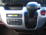 操作性に優れたインパネシフトやオートエアコンを備え、日のドライブが快適になる運転席まわりです。エンジンスタートボタンも押しやすい位置に配置されており、スムーズな出発をサポートします。CARGO稲沢店