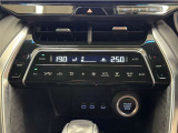デュアルオートエアコン付きです。運転席・助手席でそれぞれ吹き出す風の温度や風量など自動調整してくれます。