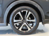 純正のアルミホイール装着車です。タイヤサイズは195/60R17です。