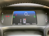 中央のディスプレイに速度やシフト位置などがまとまり、運転中にも必要な表示を確認しやすいレイアウトです。左右の表示も見渡しやすく、視線の移動を抑えたい方にも便利です。
