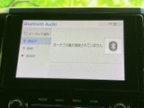 Bluetoothオーディオの再生画面では、接続状況や選択中の項目を確認できます。音源の設定に関する表示がまとまっており、車内でオーディオを使う際にも内容を把握しやすい構成です。