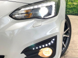 【LEDヘッドライト】悪天候や夜間走行時も良好な視界を確保し安心して運転できる高輝度LEDヘッドライトを装備!点灯速度が早く、消費電力も抑えられています。