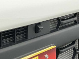 【全方位モニター用カメラ装着車】クルマの前後左右に4つのカメラを設置。対応ナビゲーション(販売会社装着アクセサリー)を装着すれば、クルマを真上から見たような映像などを映し出す全方位モニターに