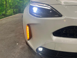 【LEDヘッドライト】悪天候や夜間走行時も良好な視界を確保し安心して運転できる高輝度LEDヘッドライトを装備!点灯速度が早く、消費電力も抑えられています。