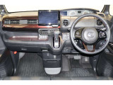 操作性に優れた運転席となります!小物入れや各ボタンの配置にこだわり、使いやすいです!座り心地もよく視認性も良好なのでロングドライブもお任せ下さい!