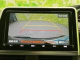 車庫入れや狭い場所での運転をサポート。後方の状況を画面で確認できるので、安全に駐車できます。目視だけでは確認しにくい死角もカバーします。