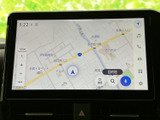 周辺の道路や施設名を確認できる地図画面です。現在地を示すマークや目的地検索、登録などの表示があり、行き先の設定や周辺情報の確認を画面上で行える便利な装備です。