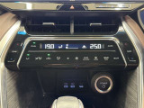 デュアルオートエアコン付きです。運転席・助手席でそれぞれ吹き出す風の温度や風量など自動調整してくれます。