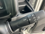 操作しやすい位置に配置されたウインカーレバーで、安全な車線変更をサポート。直感的な操作で、運転に集中できます。