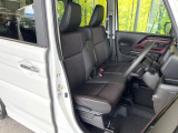 運転席シート廻りは使用感も少なく、良好な状態となっています。前オーナー様が丁寧に使っていたことがよくわかりますね。
