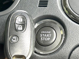 【インテリジェントキー】カバンやポケットに入れたままでもドアの施錠・解錠が可能なスマートキーを装備。エンジンのオン・オフ時もカギを取り出す必要が無いからとっても便利です♪