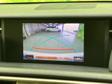 後方の映像とガイド線を画面で確認でき、駐車時の周囲確認をサポートします。車庫入れや狭い場所での切り返しなど、後方の状況を目で確かめたい場面で、日常の取り回しに役立ちます。
