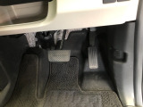【運転席】アクセル、ブレーキはこのようになっております。