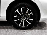 アルミホイールを装備、タイヤサイズは185/65R15です。