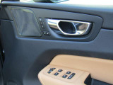 運転席ドアを開けると、パワーウインドウやドアミラーなどの操作スイッチを手元にまとめて配置。シンプルで北欧らしい、すっきりとしたデザインのドアトリムです。