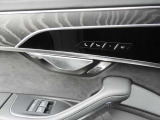 シートメモリー機能を搭載。お好みのシートポジションを記憶し、スムーズに呼び出すことが可能です。