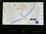 鮮明な地図表示で、スムーズなルート選択をサポート。目的地までのナビゲーションを快適に行えます。周辺施設の情報も確認可能です。