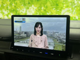 停車中には、地上波デジタル放送を視聴できます。ニュースや番組を楽しんで、待ち時間を有効活用。リラックスした時間をお過ごしください。