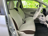 明るい色合いのシートと落ち着いた内装色が調和し、開放感のある運転席まわりです。前席はゆったり座れる配置で、乗り降りのしやすさにも配慮されています。