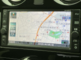 見やすい地図画面で、スムーズなナビゲーションを実現。周辺情報も表示され、初めての道でも安心です。運転に集中できますね。