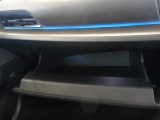 車検証などの収納に便利なグローブボックスです。