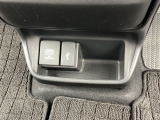 【アクセサリーソケット(電源ソケット)】電源からケーブルをつなげば、スマートフォンなどの電子機器の充電などを行うことができます!ゲーム機器や、カメラの充電にも便利ですね。
